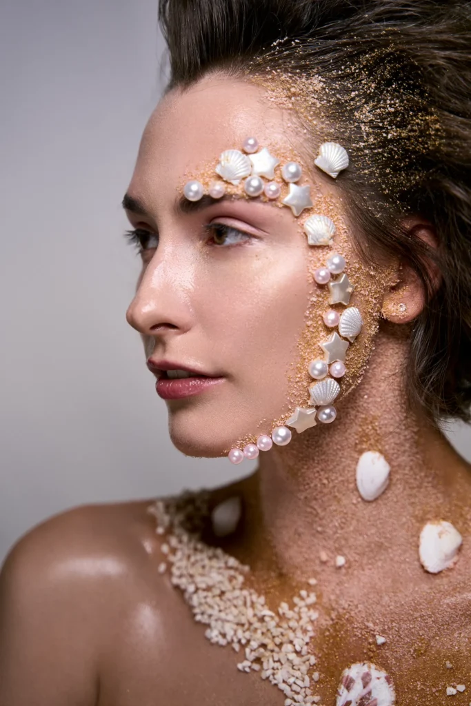 Beauty editorial sirena: perfil de modelo con conchas y arena. VR Creative Studio, Malvie Magazine.