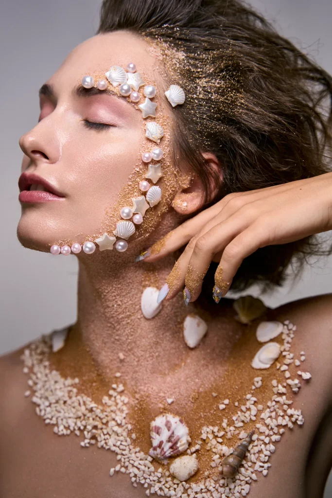 Beauty editorial sirena: perfil de modelo con perlas y conchas. Publicado en Malvie Magazine.