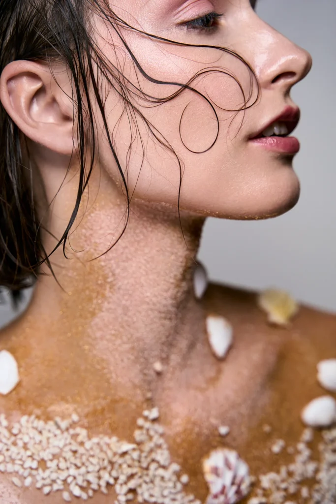 Beauty editorial: perfil de modelo con pelo mojado, brillo y arena. Publicado en Malvie Magazine, VR Creative Studio.