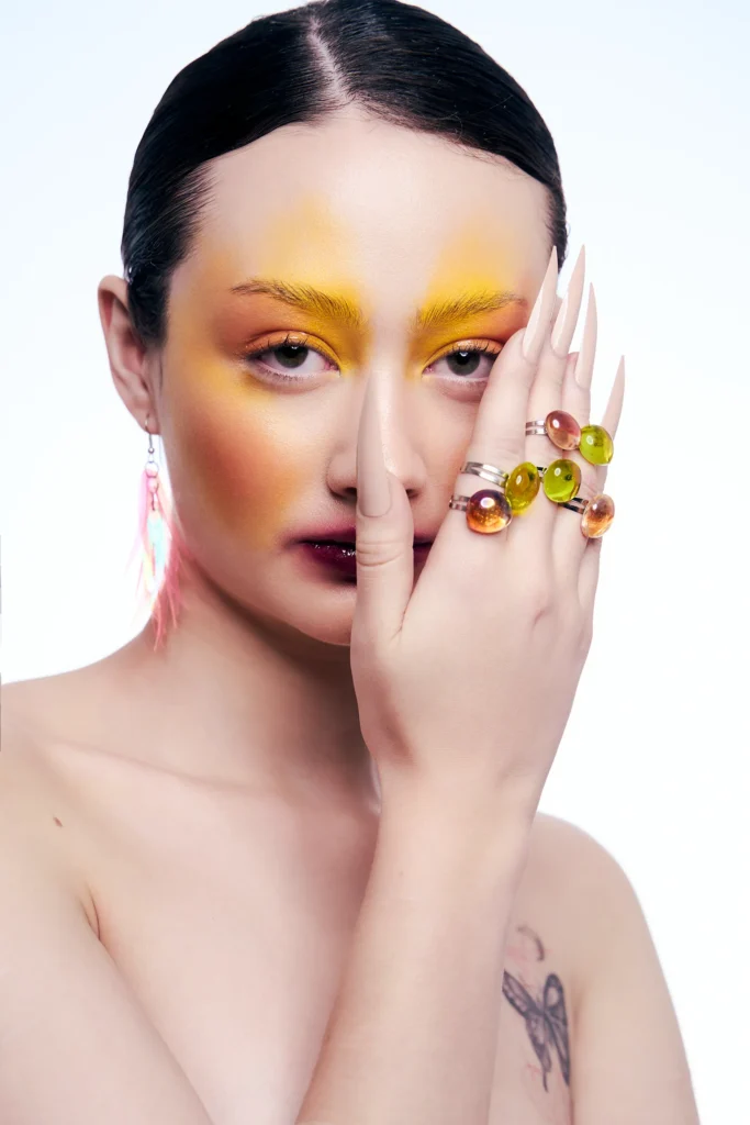 Modelo en pose Beauty maquillaje editorial