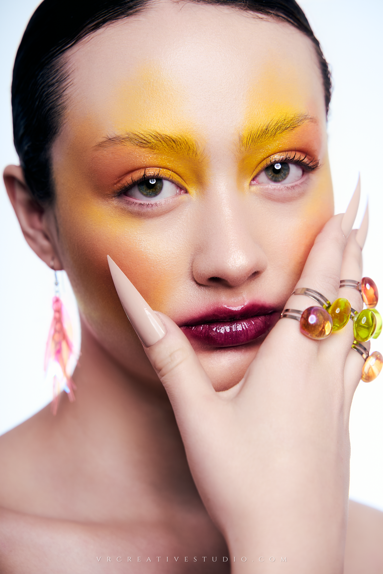 Retrato Fotografía Beauty de una modelo con maquillaje artístico amarillo y naranja en Mallorca