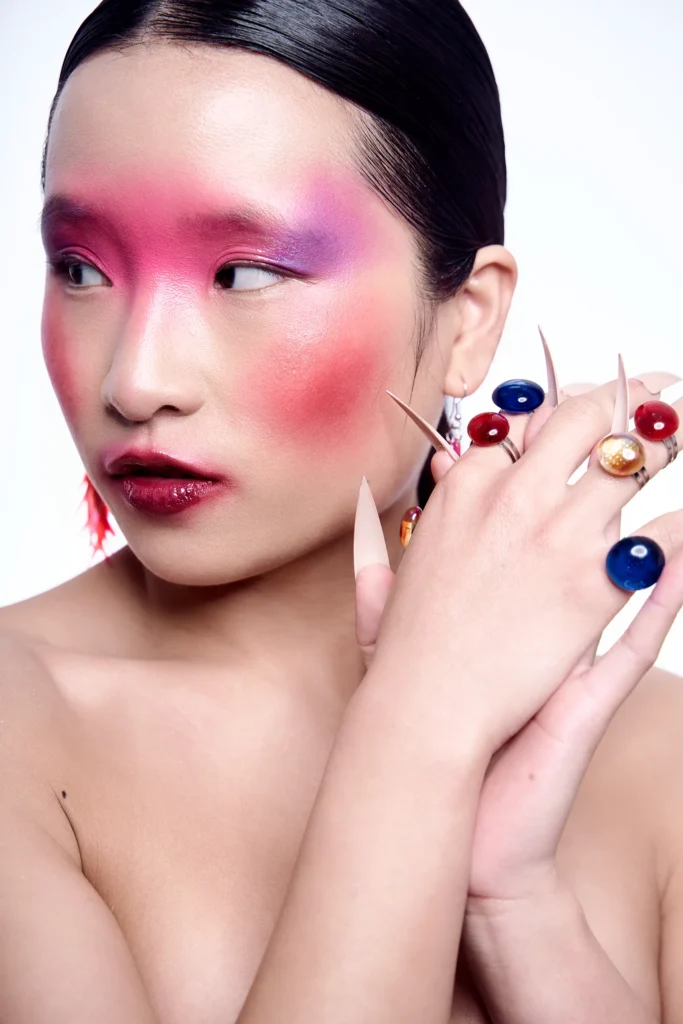 Retrato de belleza de una modelo con maquillaje creativo y pelo azul en estudio de Mallorca.