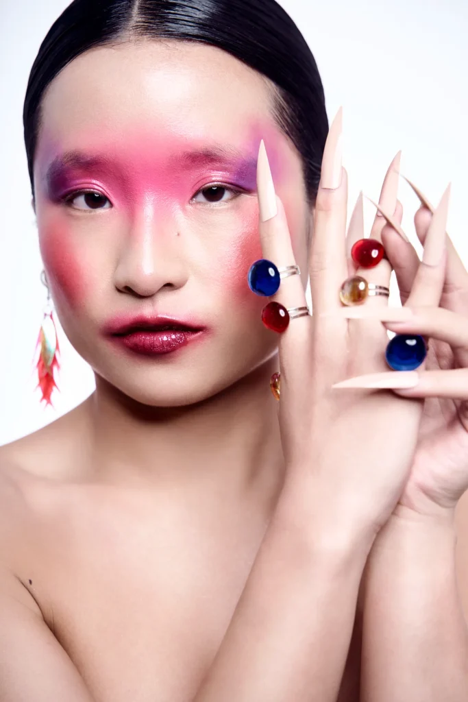 Fotografía de belleza profesional de una modelo con maquillaje artístico fucsia y manicura de colores, realizada por VR Creative Studio en Palma.