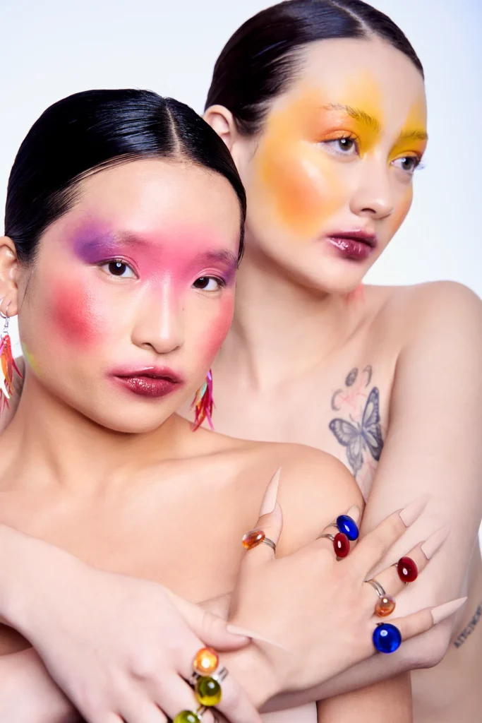 Fotografía de belleza editorial con dos modelos y maquillaje artístico en el estudio de VR Creative Studio en Palma de Mallorca.