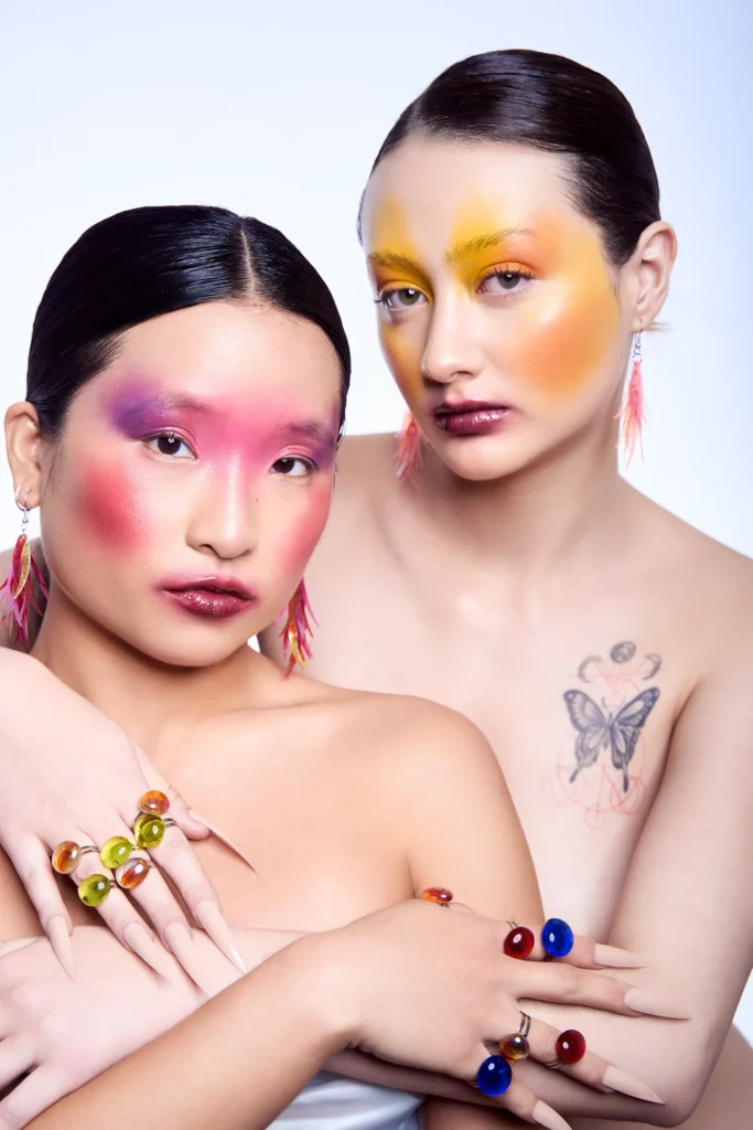 Fotografía de belleza editorial con dos modelos y maquillaje artístico en el estudio de VR Creative Studio en Palma de Mallorca.