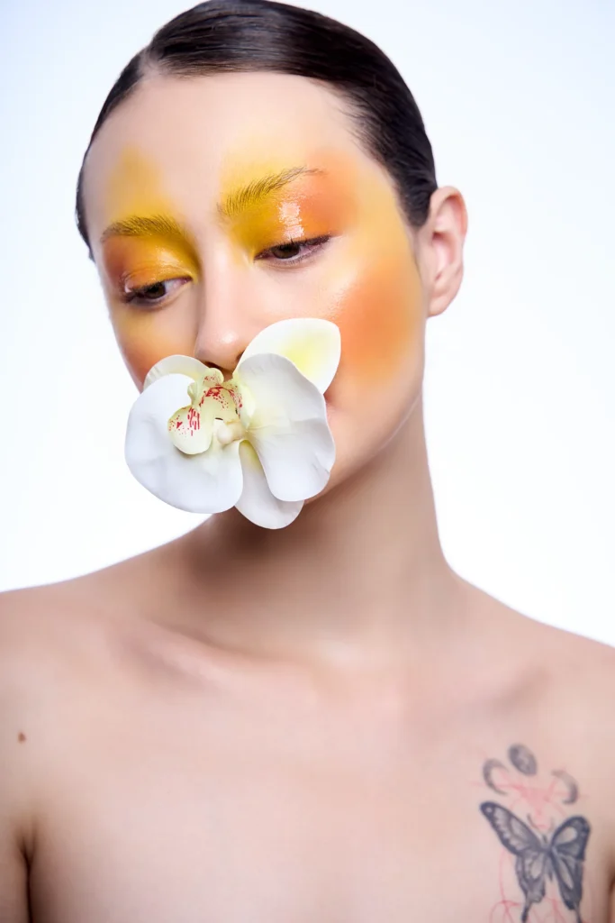 Imagen de campaña publicitaria de belleza con concepto artístico, creada en el estudio de fotografía VR Creative Studio en Mallorca.