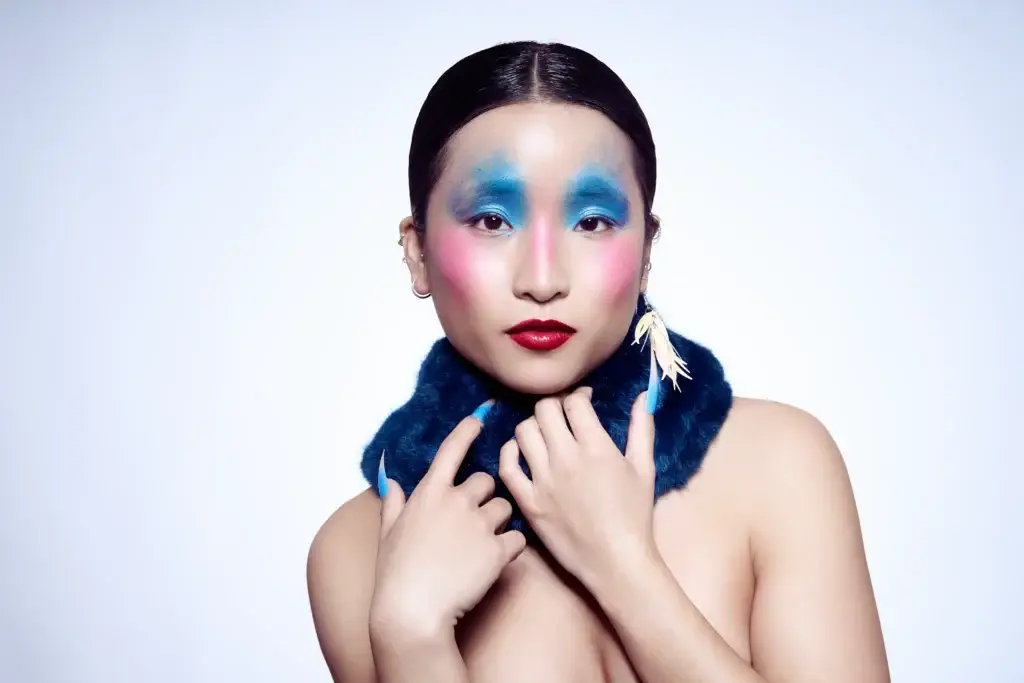 Book de fotos profesional para modelo con maquillaje editorial azul, realizado en el estudio fotográfico VR Creative Studio en Mallorca.