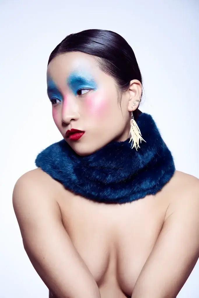 Fotografía editorial de moda con maquillaje artístico azul y rojo, una producción del estudio creativo VR Creative Studio en Palma de Mallorca.