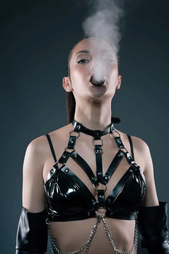 Retrato de moda con estética dark, modelo expulsando vapor por la boca en una sesión en Palma de Mallorca.