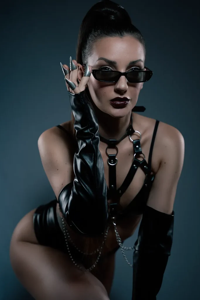 Detalle de manos con uñas de garra y gafas de sol en un book de fotos dark moda realizado en Palma de Mallorca.