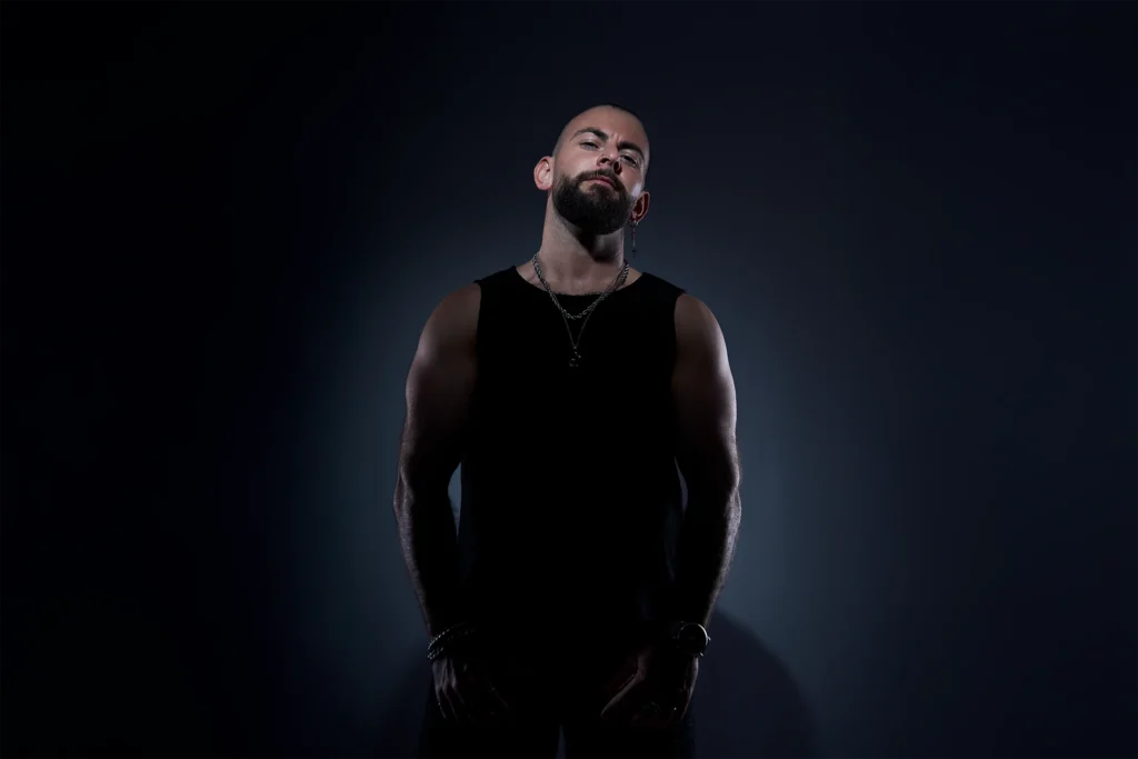 Plano general de DJ Lahox en sesión de fotos de marca personal en estudio