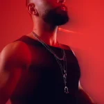 DJ Lahox Sesión de marca personal de DJ Lahox con luz roja y efecto de movimiento.