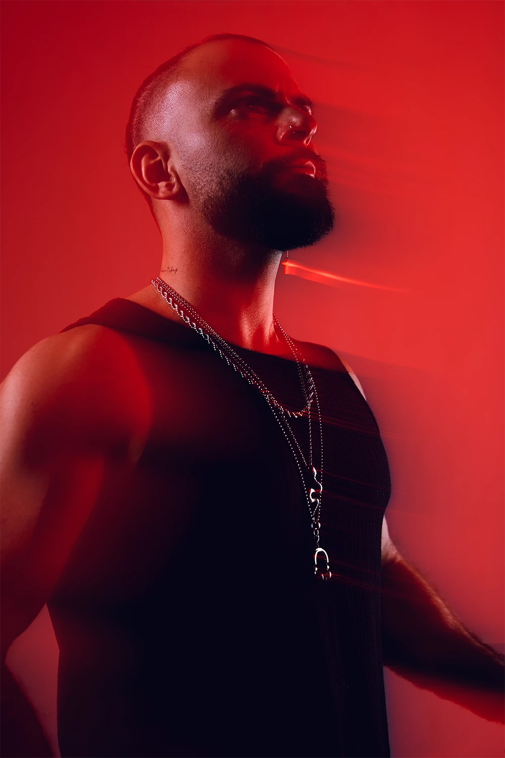 Sesión de marca personal de DJ Lahox con luz roja y efecto de movimiento.