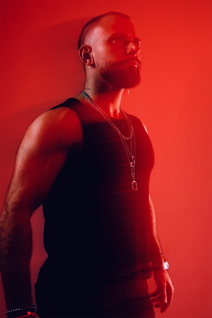 Sesión de marca personal de DJ Lahox con luz roja y efecto de movimiento en plano americano