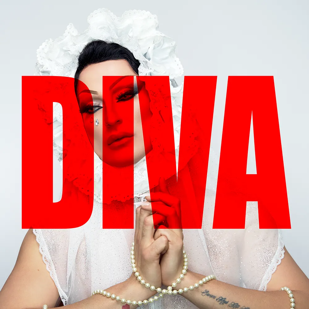 Portada del cover de Chris Mental. Primer plano de la cantante y drag queen de Palma con maquillaje artístico.